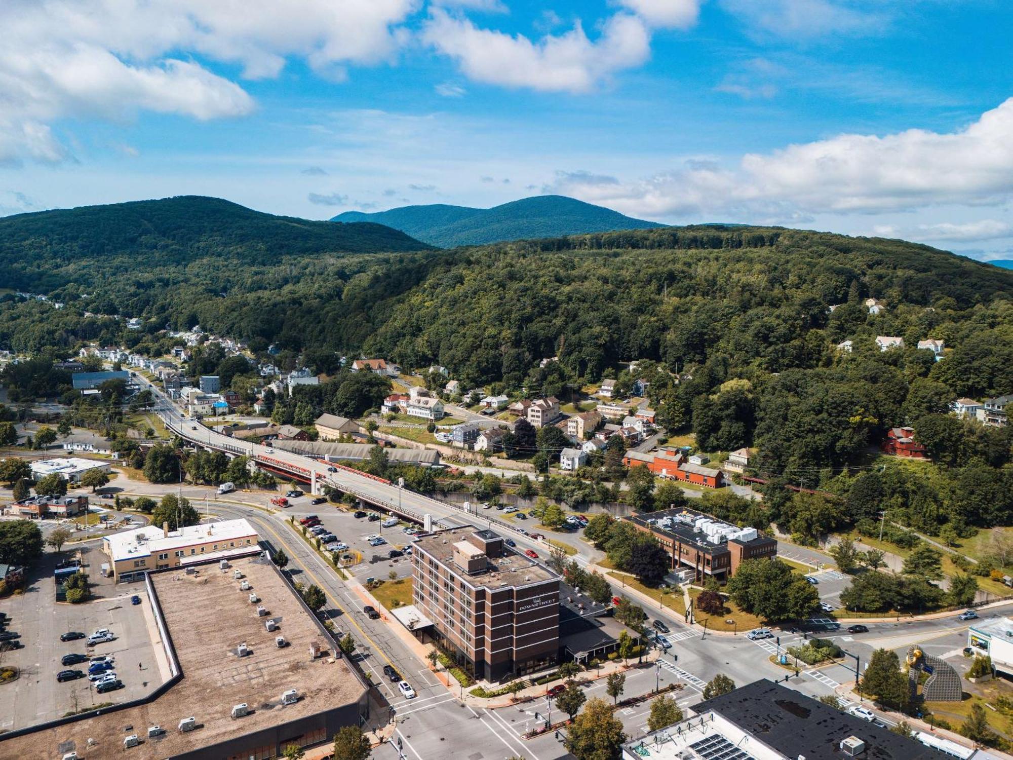 Hotel Downstreet, Ascend Hotel Collection North Adams Bagian luar foto
